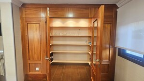 Un armario de madera con varios estantes y una luz integrada.