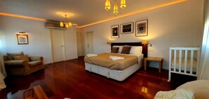 5 slaapkamers, een bureau, een strijkplank/strijkijzer, reisbedje