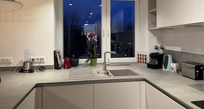 Central Suite, 2 Bed Rooms, fully equipped kitchen, Living Room, Netflix, Balkon