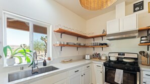 Coffee/tea maker, fridge, microwave, oven - Private 2 Acres - Pool, Hot Tub, Stargazing (Joshua Tree)