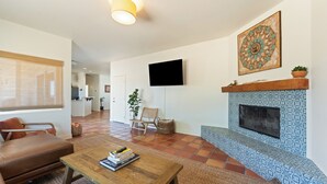 TV, stereo - Private 2 Acres - Pool, Hot Tub, Stargazing (Joshua Tree)