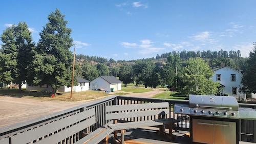 Lovely 5-bedroom 2 bath house in Sturgis with AC, WiFi