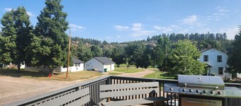 Lovely 5-bedroom 2 bath house in Sturgis with AC, WiFi 