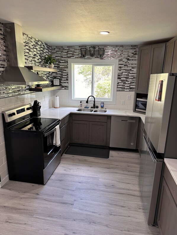 Frigorífico, microondas, horno y placa de cocina