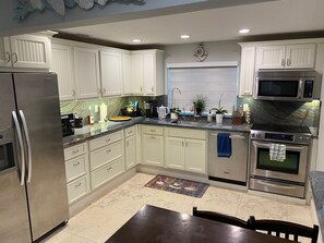 Private kitchen - Charming 2-bedroom house in enchanting Islamorada.   (Islamorada)