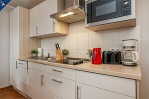 Réfrigérateur, micro-ondes, plaque de cuisson, lave-vaisselle