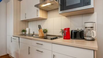 Kühlschrank, Mikrowelle, Herdplatte, Geschirrspüler