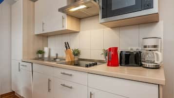 Kühlschrank, Mikrowelle, Herdplatte, Geschirrspüler