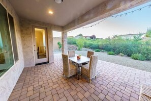 Outdoor dining - Wine Country, Clarkdale Luxury Full House Near Sedona with Parking (Clarkdale)
