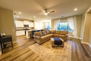 Smart TV, fireplace - Wine Country, Clarkdale Luxury Full House Near Sedona with Parking (Clarkdale)