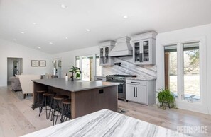 Microondas, horno, parrilla de estufa y lavavajillas