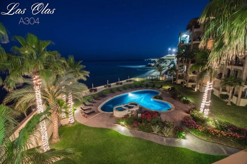 Beachfront condo at the Rock. Surfers, beach lovers paradise.
