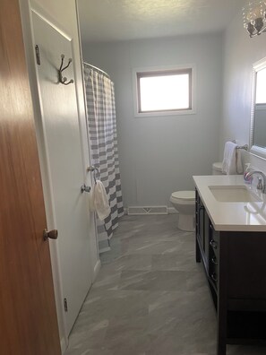 Suihku, hiustenkuivaaja, pyyhkeet, saippua