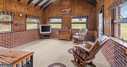 Cozy 2-bedroom house outside Reading with WiFi, three-season room.