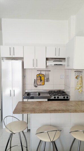 Réfrigérateur, four à micro-ondes, un four, surface de cuisson