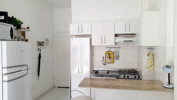 Frigorífico, microondas, horno y placa de cocina