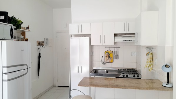 Geladeira, micro-ondas, fogão, cooktop