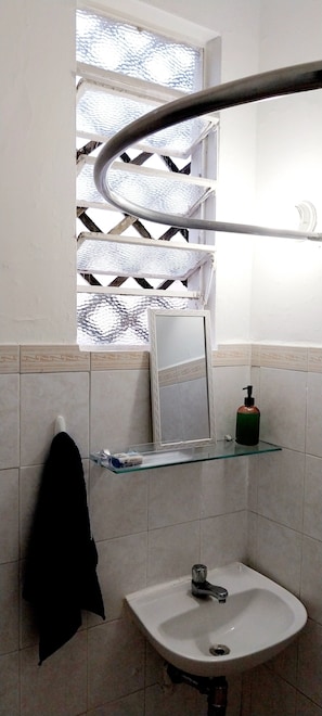 Toalhas de banho, sabonete, papel higiênico