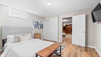 Työpöytä, silitysrauta/-lauta, Wi-Fi, vuodevaatteet