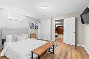 Escritorio, tabla de planchar con plancha, wifi y ropa de cama