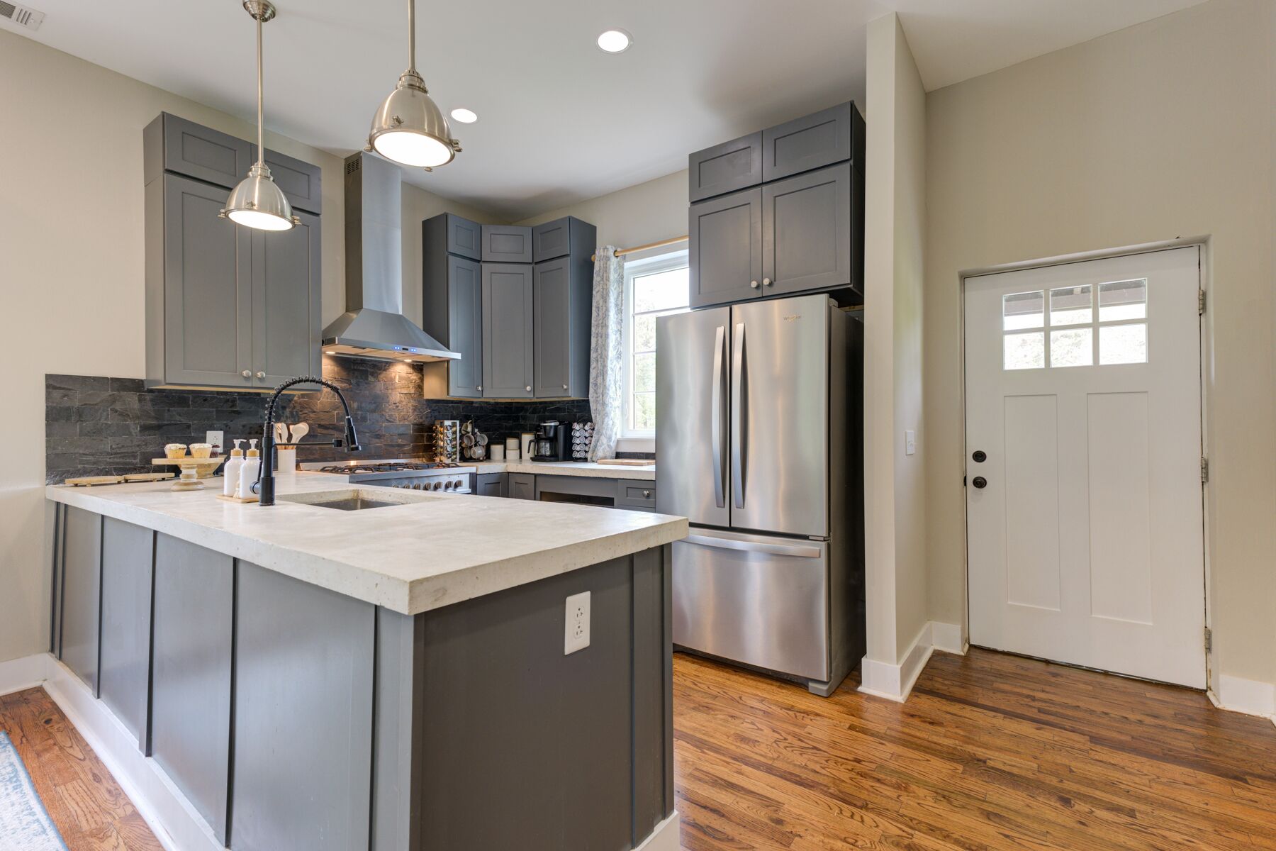 Een microgolfoven, een oven, een kookplaat, een vaatwasser