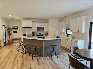 Frigorífico, microondas, horno y placa de cocina