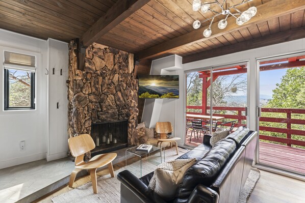 Smart-TV, Kamin, Musikbibliothek, Stereoanlage