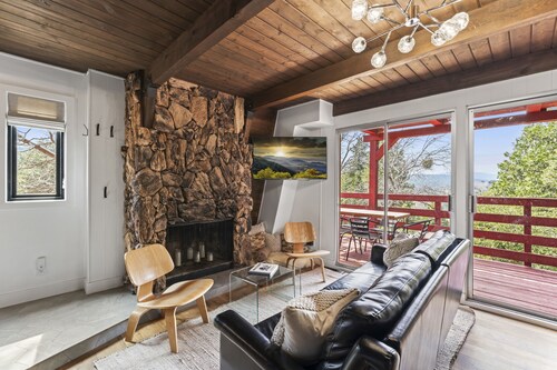 Hilltop 3-bedroom Retreat with Lake Views, AC, EV Charger at Lake Gregory