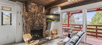 Hilltop 3-bedroom Retreat with Lake Views, AC, EV Charger at Lake Gregory