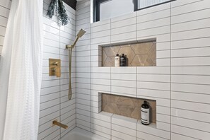 Séchoir à cheveux, bidet, serviettes fournies, savon