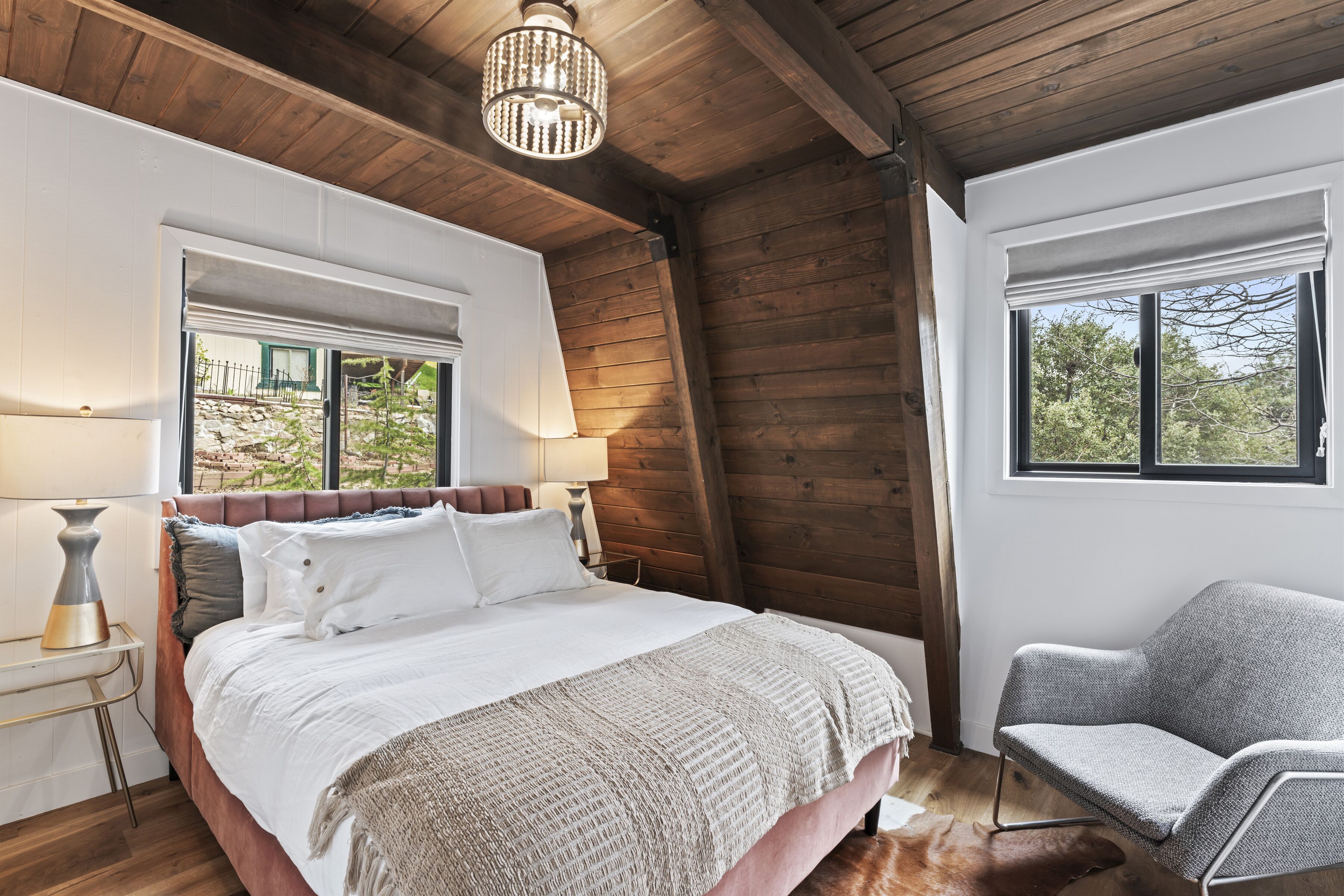 3 bedrooms, desk, WiFi, bed sheets