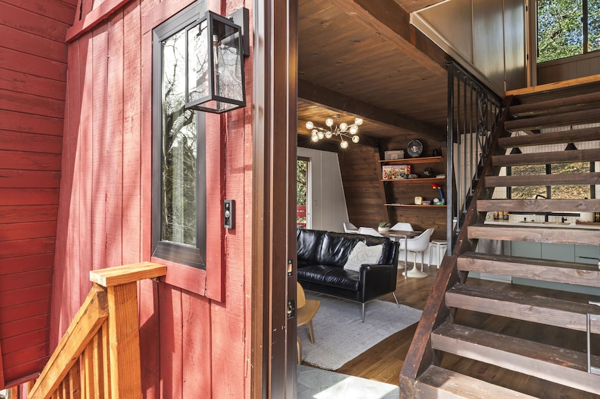 Hilltop 3-bedroom Retreat With Lake Views, Ac, Ev Charger At Lake Gregory - San Bernardino, CA