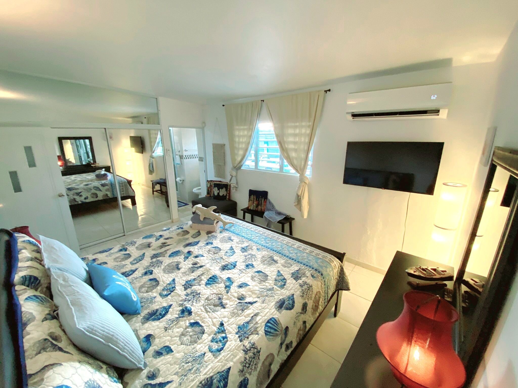 4 slaapkamers, een bureau, een strijkplank/strijkijzer, gratis wifi