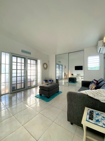 Palma Bella Luxury Beach House. 10 mins drive to the Beach.