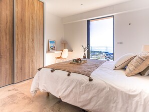 4 slaapkamers, een strijkplank/strijkijzer, wifi