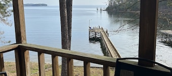 Lakeside getaway on Toledo Bend with private pier & boat access