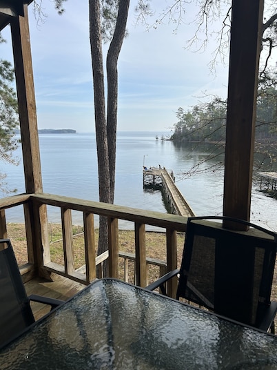 Lakeside getaway on Toledo Bend with private pier & boat access
