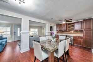 Dining - Pool home minutes to Downtown St. Pete& St. Pete beach: The Hideaway (St. Petersburg)