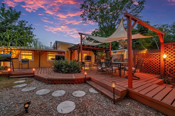 Outdoor dining - Pool home minutes to Downtown St. Pete& St. Pete beach: The Hideaway (St. Petersburg)