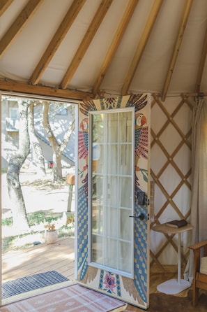 1 bedroom, premium bedding, free WiFi - The Macaw Yurt at Camposanto ATX Glamping on Lake Travis (Lakeway)