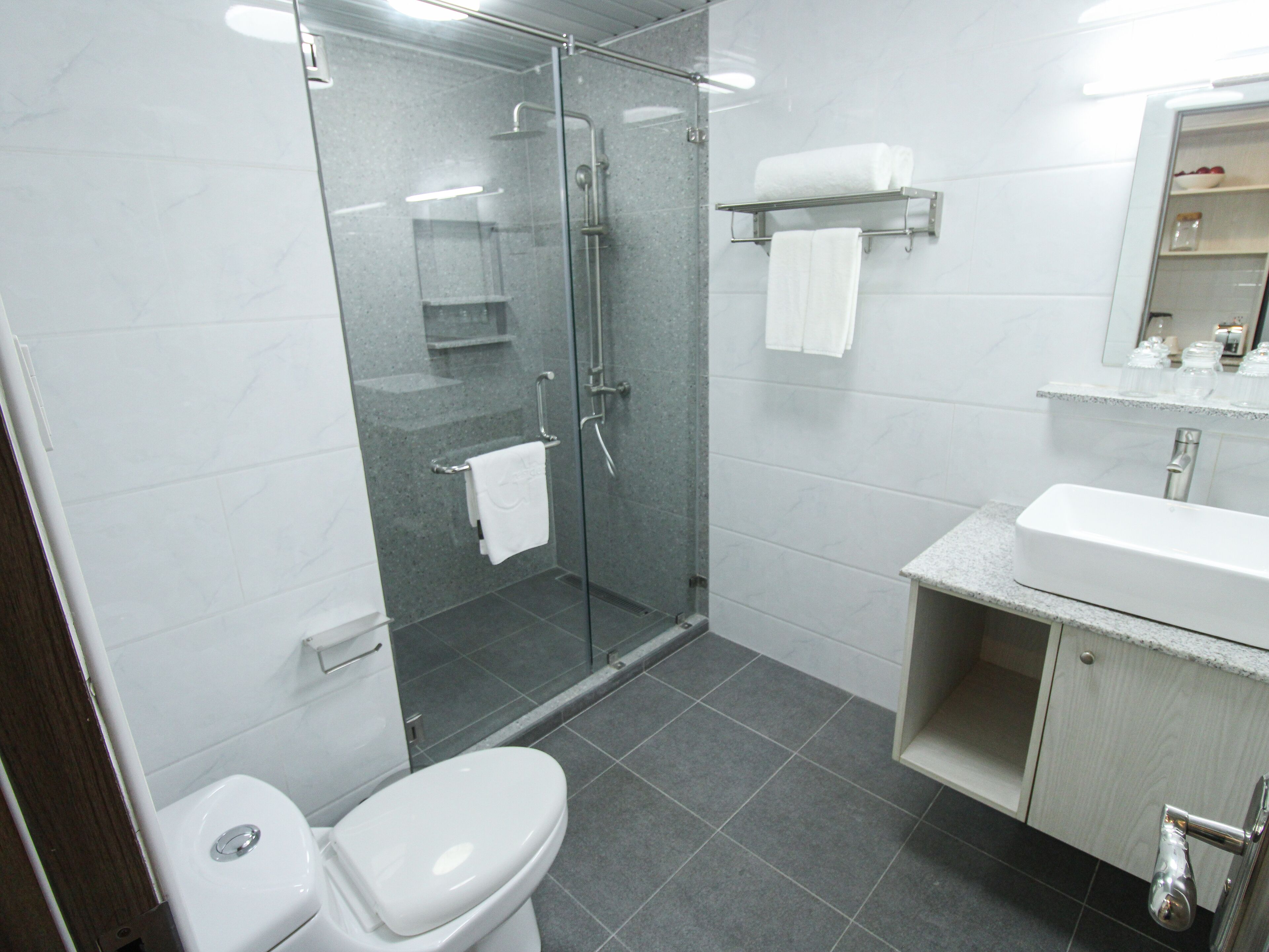 Een douche, een haardroger, een bidet, handdoeken