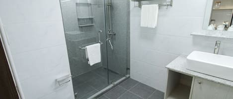 Douche, sèche-cheveux, bidet, serviettes fournies