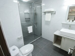 Douche, sèche-cheveux, bidet, serviettes fournies