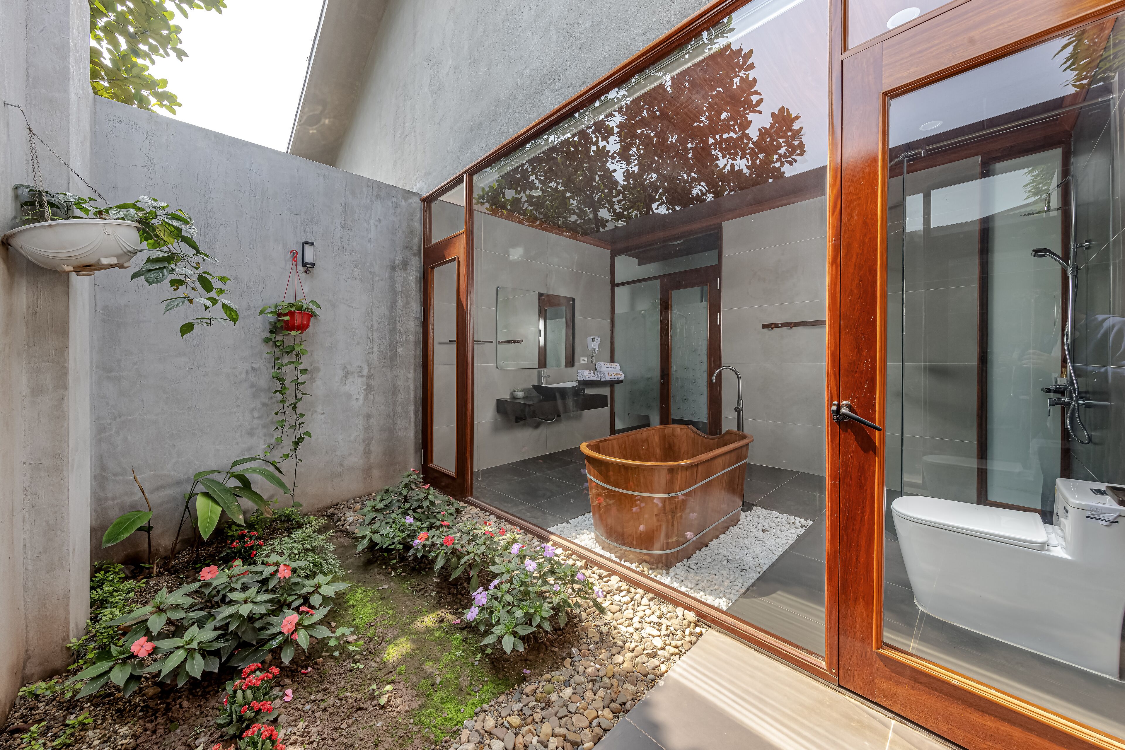 Deluxe Triple Room, Bathtub | Bathroom | Hair dryer, slippers
