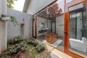 Quarto triplo luxo, banheira | Banheiro | Secador de cabelo, chinelos
