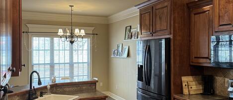 Mikrobølgeovn, ovn, kokeplater og oppvaskmaskin