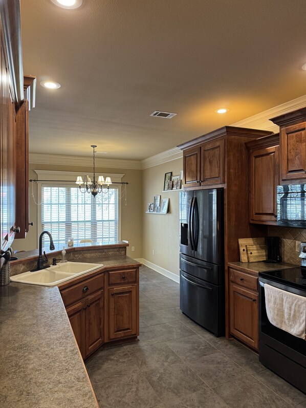 Microondas, horno, placa de cocina y lavavajillas