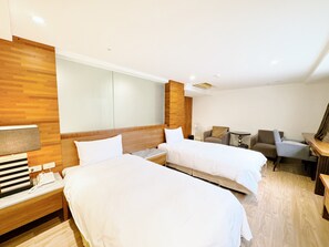 Elite Room | Living area - Yoai Nemuru Inn (Tainan)