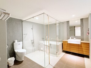 Separate tub and shower, rainfall showerhead, free toiletries - Yoai Nemuru Inn (Tainan)