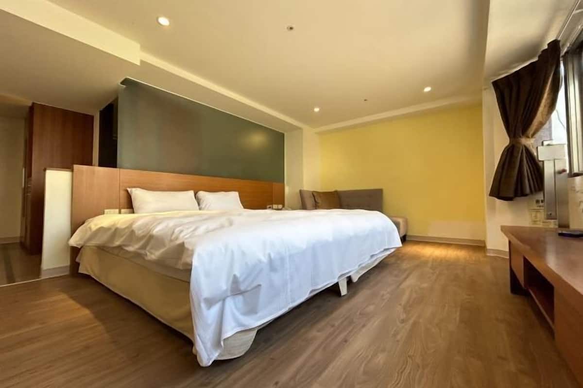 Desk, WiFi (free), bed sheets